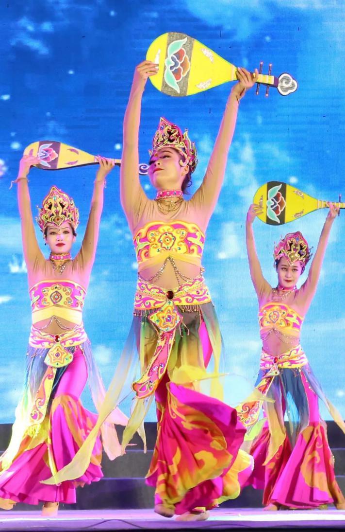 最新三十二步广场舞,高科技产品介绍与体验