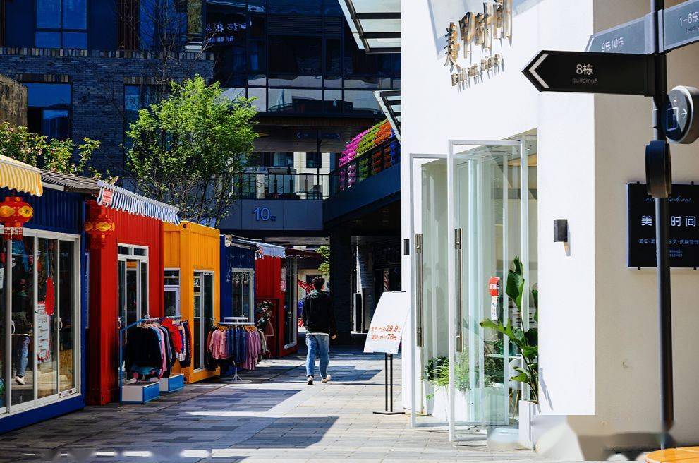 门头焕新之下,小巷深处的独特风情与惊喜发现