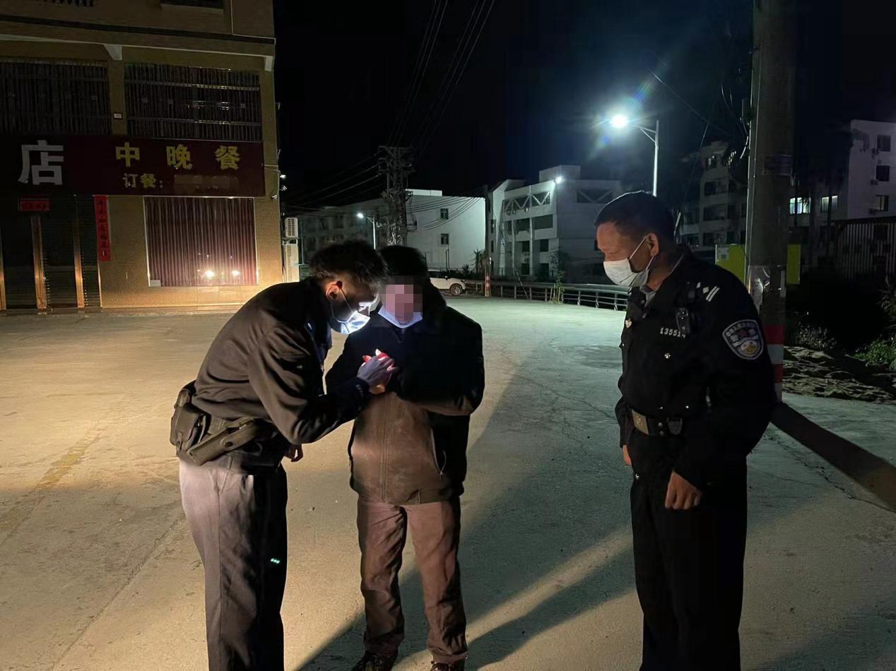 辅警改革最新动态与小巷深处的特色小店探秘