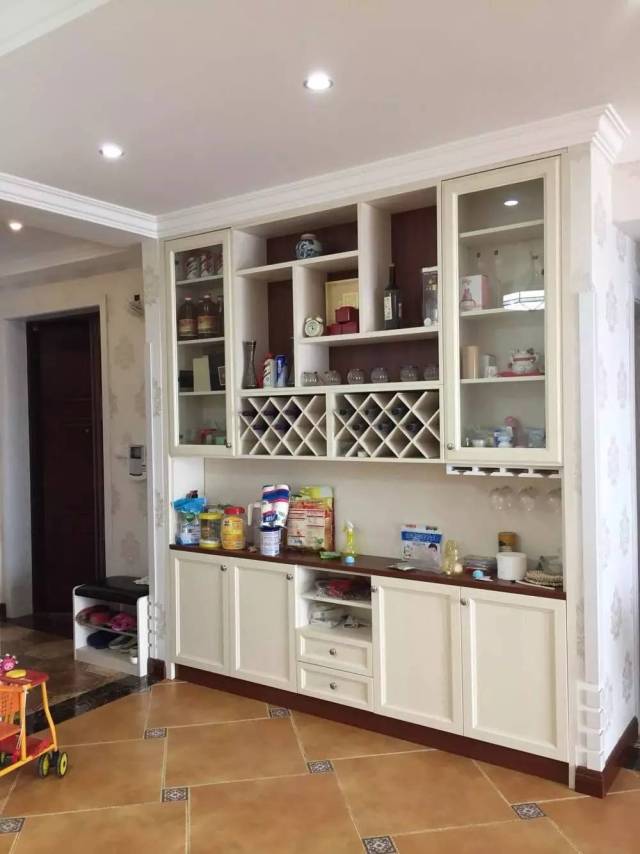 最新款酒柜,时尚与工艺的完美融合